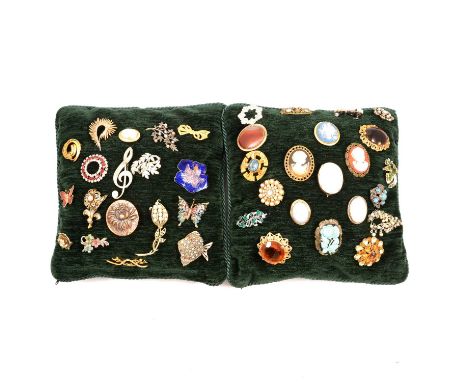 A collection of yellow metal, white metal and costume jewellery, to include a banded agate brooch, in unmarked yellow metal; 
