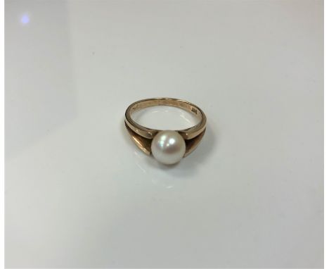 A 9ct gold pearl ring, 3.3g, size N.