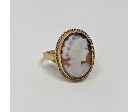 A 9ct gold cameo ring, size N