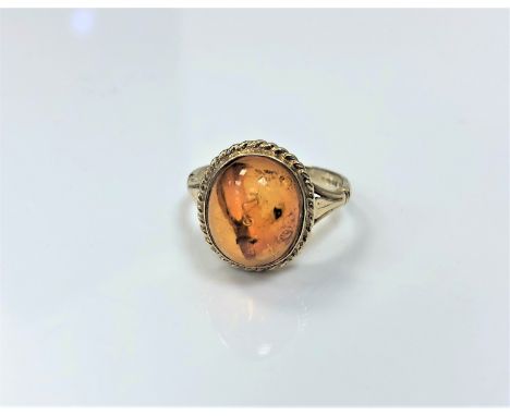 A 9ct gold amber ring, 2.9g, size N.