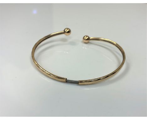 A 9ct gold sleeved expansion bangle