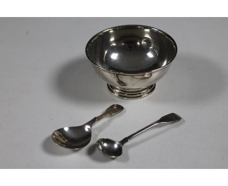 A silver sugar bowl, London marks, together with two associated silver caddy spoons CONDITION REPORT: 105g gross