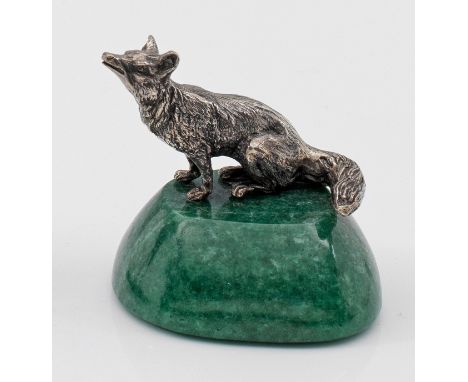 Figürlicher BriefbeschwererSilber und Jade. Auf einem sich verjüngendem, geschliffenem Jadesockel die vollplastische Figur ei