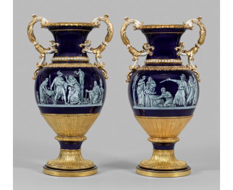 Paar Meissen Prunkvasen mit Limoges-EmailmalereiAuf hochgezogenem Rundfuß balusterförmiger Korpus, umzogen von reliefierten, 