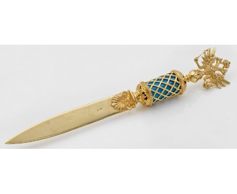 Prächtiger Brieföffnerim Stil von Karl Fabergé. Silber, vergoldet. Spitz zulaufende Klinge mit palmettenblattähnlicher Montie