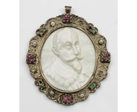 Seltenes Reliefmedaillon mit Porträt von "Gustav II. Adolf,König von Schweden" als AnhängerPorzellan. Ovale Plakette mit Brus