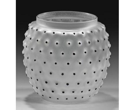 Lalique-Vase "Cactus". OriginaltitelOvoide, stilisierte Kaktusform mit genuppter Wandung. Modell-Nr. 1039, Entw. René Lalique