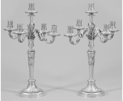 Paar glanzvolle Girandolen im Louis XVI-StilSilber. 5-flg.; Trompetenförmiger, profilierter Stand, umzogen von zungenfriesähn