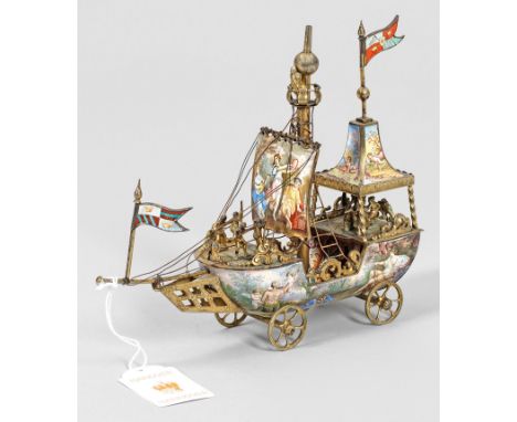 Äußerst feines Wiener Emailleschiffin Form eines einmastigen Segelschiffs auf Rädern, sog. Nef. Silber, vergoldet und teilw. 