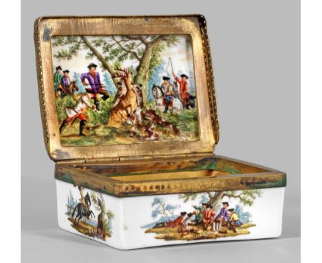 Jagdliche Tabatieremit ornamentierter, vergoldeter Kupfermontierung. Porzellan. Rechteckiger Korpus, Scharnierdeckel. Allseit