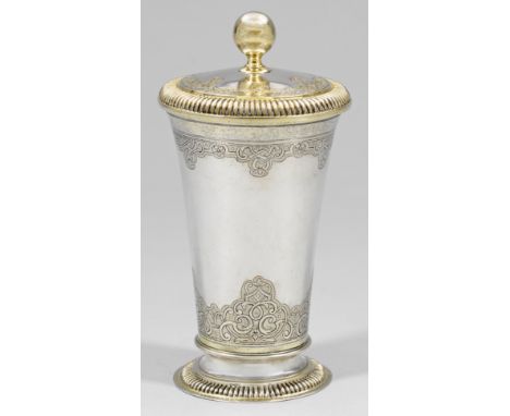 Barock-Stangenbecher mit DeckelSilber, teilw. vergoldet. Über rundem, umlaufend von schmalem Stabfries umzogenem Stand konisc