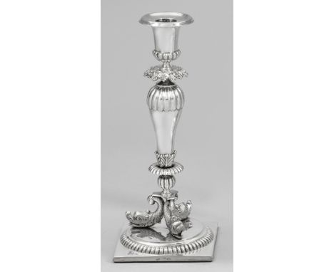 Biedermeier-TafelleuchterSilber. Quadratische Plinthe, übergehend in aufgewölbten und mit Godronen verziertem Stand. Darüber 