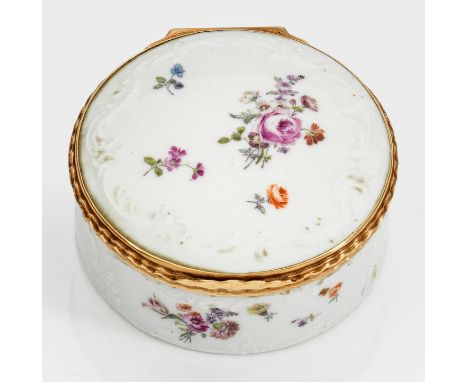 Rokoko-Tabatiere mit Streublumendekor und ParforcejagdszenePorzellan. Runder, gerader Korpus mit flach gewölbtem Scharnierdec