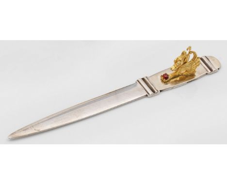 Brieföffnerim Stil von Karl Fabergé. Silber, teilw. vergoldet. Flache, spitz zulaufende Schneide. Am Ansatz mit appliziertem,