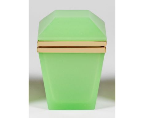Art Déco-Zierdose in DiamantformQuadratischer Querschnitt. Hellgrünes bzw. apfelgrünes, opakes Glas, geschliffen und poliert.