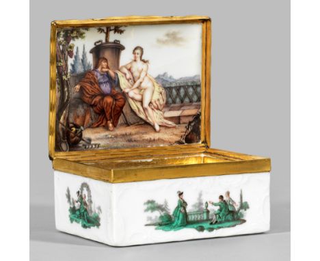 Meissen Tabatiere mit Watteauszenen und ErotikaPorzellan. Rechteckiger Korpus mit gewölbtem Scharnierdeckel. Umlaufend der Wa