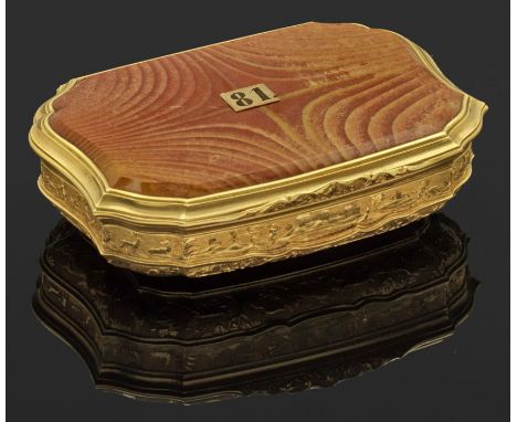 Exquisite Louis XV-Tabatiere mit JagdszenenGelbgold. Passig geschweifte Kartuschenform mit flachem Scharnierdeckel. Deckel un