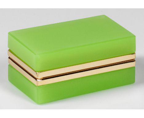Art Déco-ZierdoseRechteckige Quaderform. Geschliffenes und poliertes, hellgrünes, opakes Glas. Scharnierte Messingmontierung.
