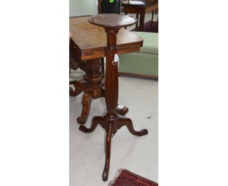 Mahogany reeded torchere stand on tripod cabriole legs, 36.5" high