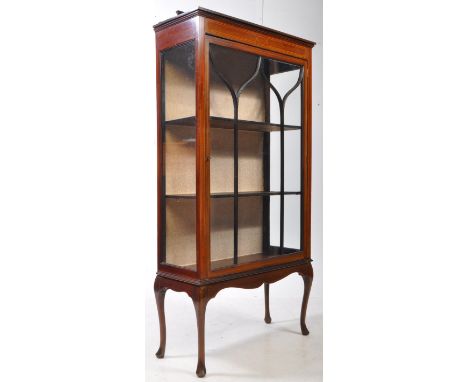 Edwardian mahogany line inlaid display cabinet vitrine. Raised on cabriole legs with pad feet, astragal glazed door with shel