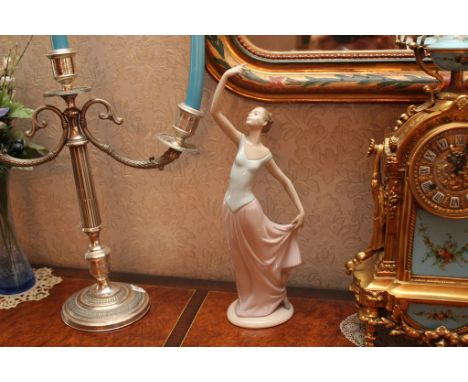 Ballerina, sculturina in ceramica, firmata Nao, Lladro 1994, cm. 34,5