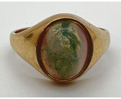 A vintage 9ct gold ring set with central oval cabochon of moss agate. Fully hallmarked inside band. Ring size N, total weight