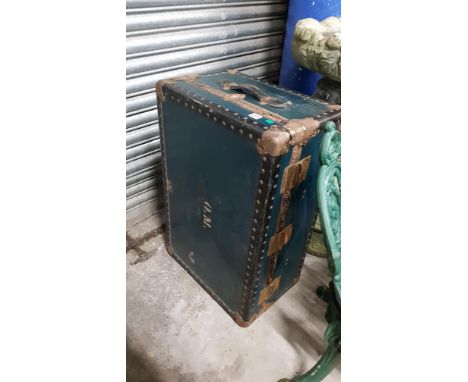 ANTIQUE TRUNK 