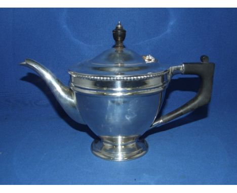 A silver teapot, Birmingham 1929, approx. 15.0 ozt (all in)