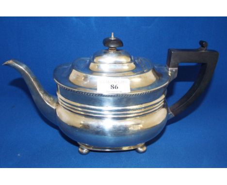 An early 19th century style silver teapot, Sheffield 1928, approx. 22.4 ozt (all in)