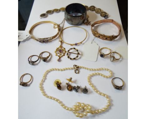 EXTRA LOT: A 9ct gold, emerald and diamond bangle (a.f.), an 18ct gold ring, other rings and jewellery, and a silver napkin r