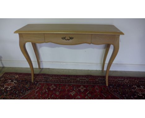 A Modern Oak Console Table on Cabriole Legs, 120cm wide x 81cm high 