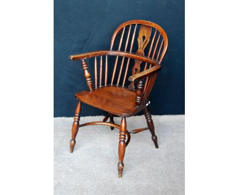 Windsor chair with arched comb back, pierced central splat, shaped seat, turned legs and crinoline stretcher, 57cm wide and 9
