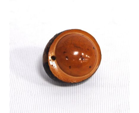 Simple carved netsuke, 4cm wide. 