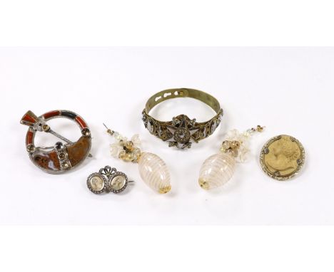 A small collection of assorted jewellery including a lava brooch, Scottish hardstone and cabochon set white metal brooch, pai