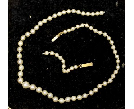 A single strand graduated cultured pearl necklace, with yellow metal clasp (a.f.), 31cm.