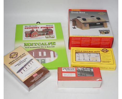 A collection of boxed and unconstructed 00 and HO Gauge model railway kits and trackside accessories, by Ratio, Metcalfe, Pec