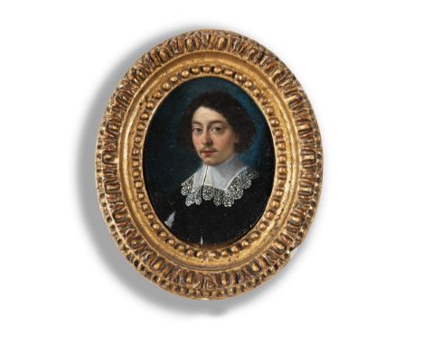 Portrait eines jungen Mannes mit SpitzenkragenSichtmaß: 6,1 x 4,5 cm.Rahmenmaß: 9,8 x 8,2 cm.Öl auf Kupfer.Frankreich, 17. Ja