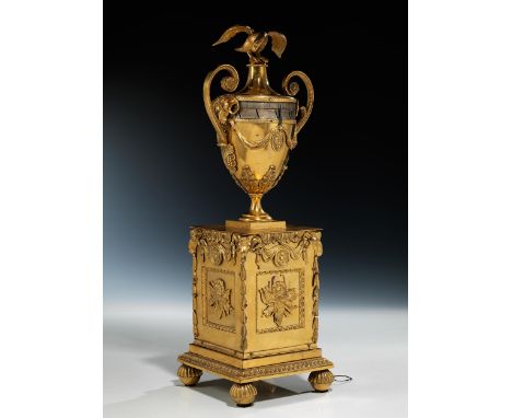 Höchst dekorative vergoldete Tischuhr George III im Stil von Matthew BoultonHöhe: 48,5 cm. Seitenlänge: je 16 cm.Werkplatine 