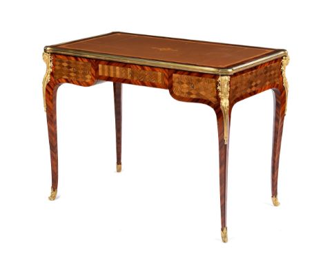 Bureau plat, signiert François LinkeHöhe: 75,5 cm. Breite: 100 cm. Tiefe: 60 cm.Eine der Ormolu-Appliken am Bein graviert mit