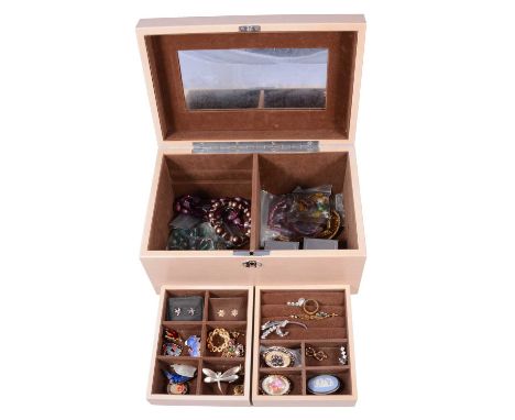 Scrap gold, costume jewellery and wristwatches in a vintage jewel box, a broken yellow metal chain, marked 9c, with base meta