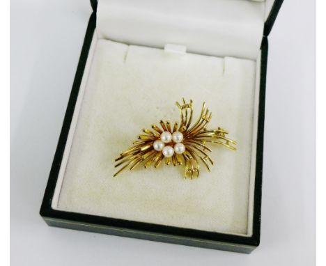9 carat gold and pearl brooch, full set of hallmarks London 1991