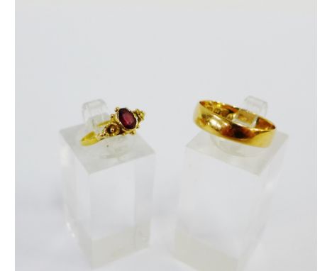 18 carat gold wedding band and a gold and amethyst dress ring (2) 