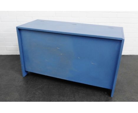 Blue painted wooden storage trunk, 80 x 105cm 