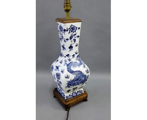 Blue and white Dragon patterned chinoiserie table lamp on a hardwood wooden base, 42cm high, excluding fitting 