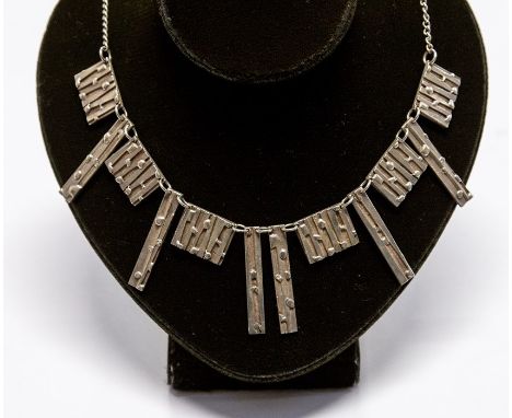 A silver modernist necklace, comprising a fringe front with alternate rectangular and elongated rectangular links with applie