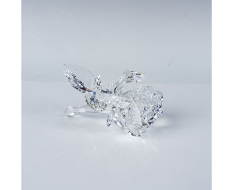 Exquisite and delicate piece crafted in precision-cut crystal. The rose, designed to mimic the beauty and elegance of a real 