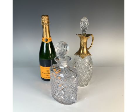 Features a beautifully crafted vintage crystal decanter complete with its original stopper, featuring a classic faceted diamo