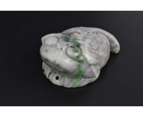 A Chinese mottled green jade model of a toad, with detail to the back and pierced hole to the front between his feet, 8.5 cm 