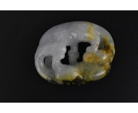 A Chinese spinach and pale lavender jade pendant modelled as two entwined leopards, 5 cm x 3.8 cm 