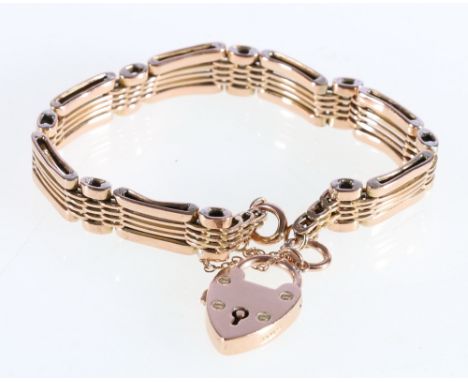 9ct yellow gold gate bracelet with padlock closure, 19.8g.